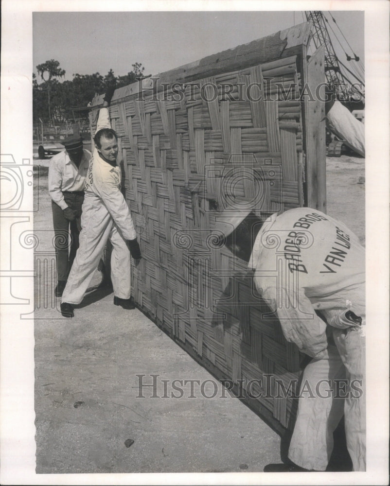 Press Photo Two Peoples Crying Bounty Tauitian- RSA24825 - Historic Images