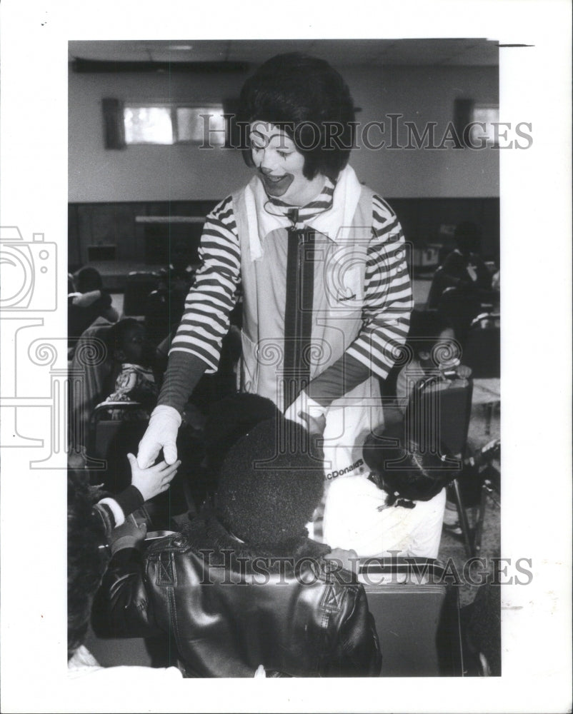 1981 Press Photo Ronald Donald Headstart Childern Hall - Historic Images