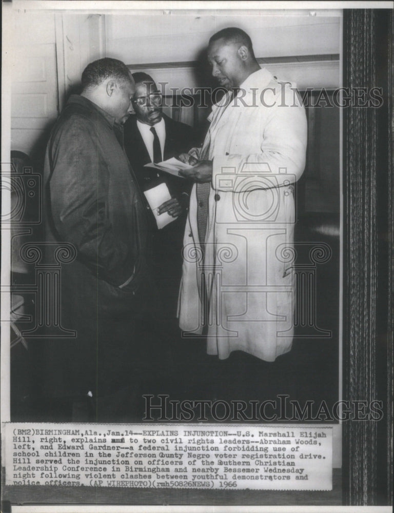 1966 Press Photo U.S. Marshall explains injunction to C- RSA25189- Historic Images