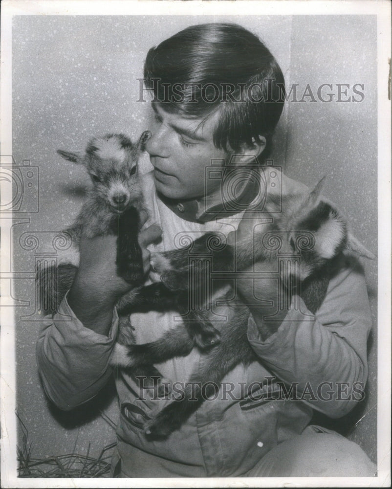 1970 Press Photo Steve Reed with 2 newly born Pygmy goa- RSA25219 - Historic Images