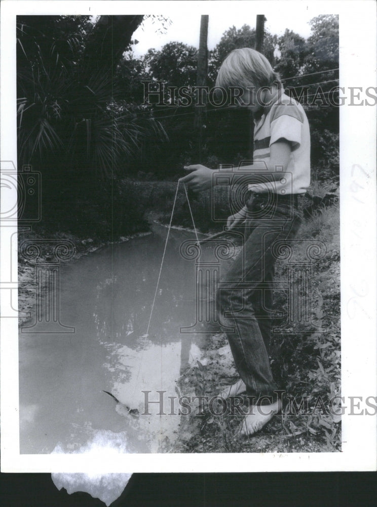 1985 John White With his Pet Caiman, a rept - Historic Images