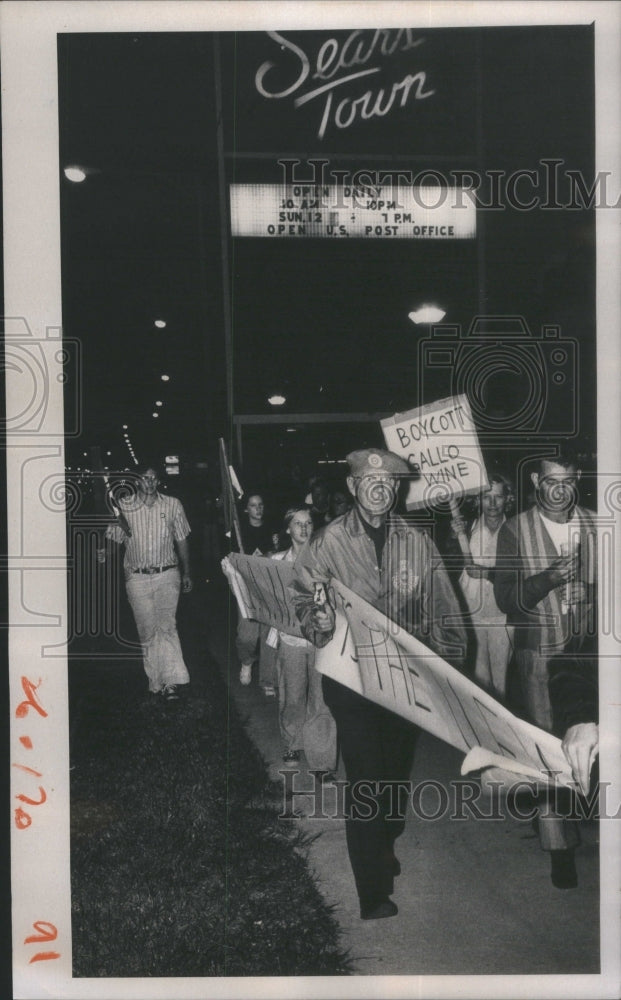 1975 Press Photo Farm Workers March By Candle Light- RSA25425 - Historic Images