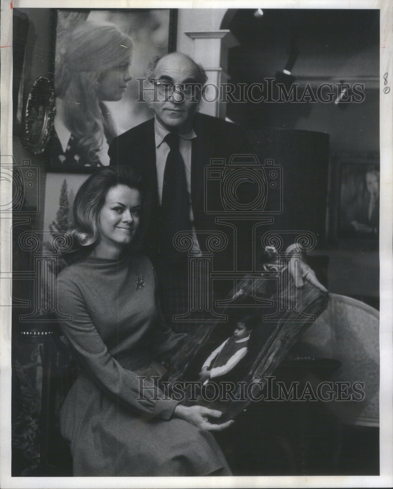 1972 Press Photo Channel 6 Auction Volunteer Mrs. Micha- RSA25683 - Historic Images