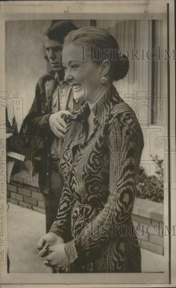 1975, Mrs Maureen dean Talks excitedly Newm- RSA25779 - Historic Images