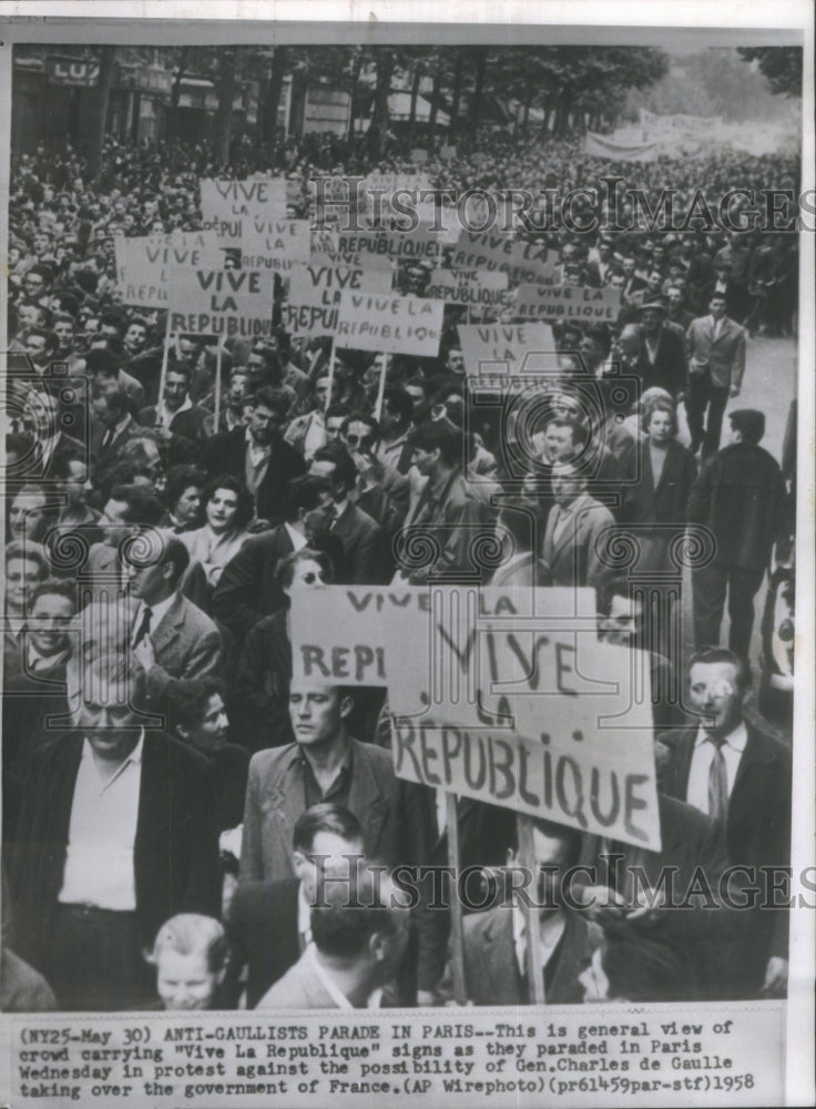 1958 Press Photo Vive La Republique Sign Paris Parade- RSA26027 - Historic Images