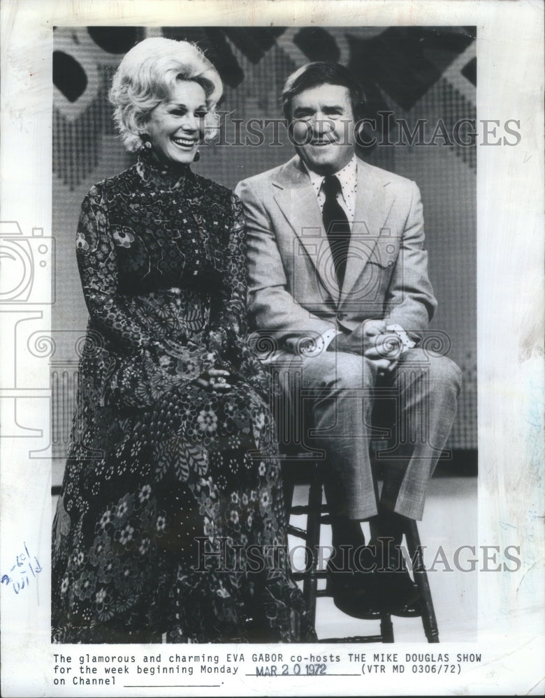 1972 Eva Gabor with Mike Douglas - Historic Images