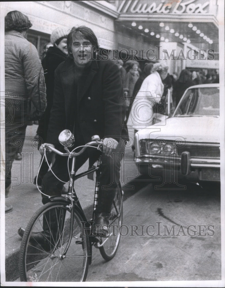 1991 Keith Baxter Englishmen Rides bicycle - Historic Images