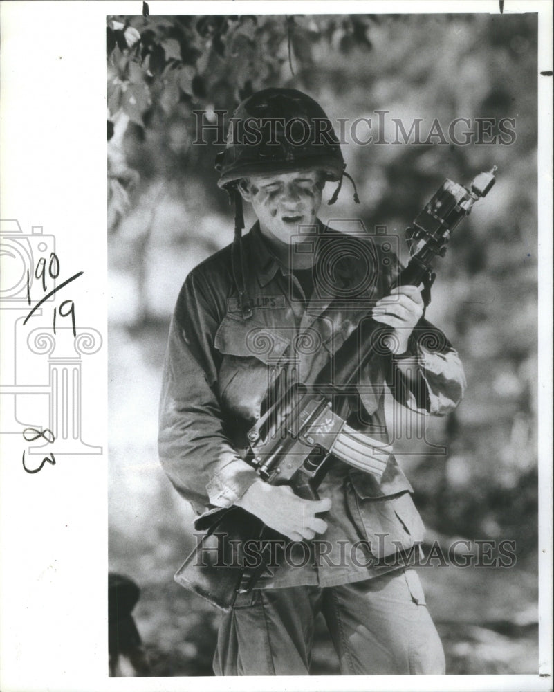 1985 Press Photo Soldier rifle harmless laser beamkill- RSA27625 - Historic Images