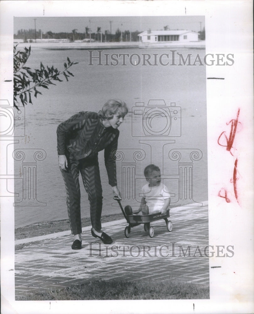 1963 Mother little Child trolly entertain J - Historic Images