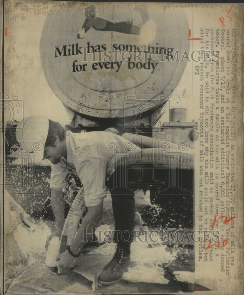 1974 Press Photo Los Angeles Sanitation Employee Pours- RSA27809 - Historic Images