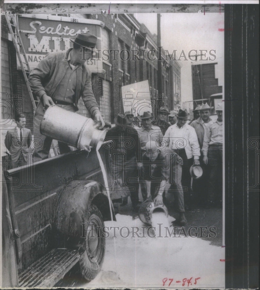 1967 Press Photo Farmers Milk Price Cut Protest Nashvil- RSA27823- Historic Images