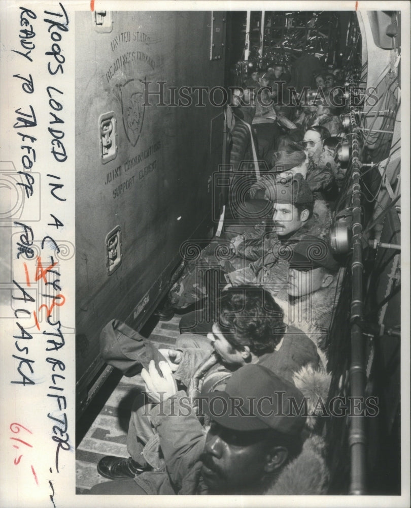 1977 Press Photo Troops Cold Alaska Tampa Soldiers Sail- RSA27851 - Historic Images