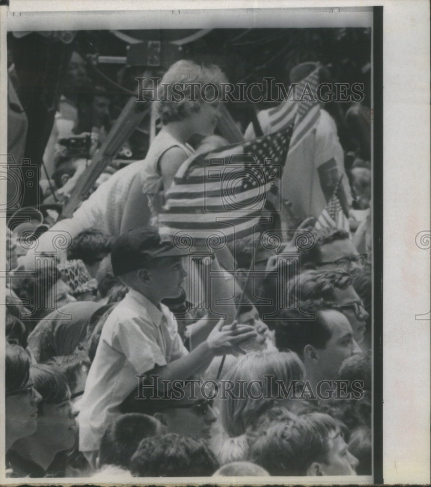 1967 crowd watching LBJ and Kosygin, Glassb - Historic Images