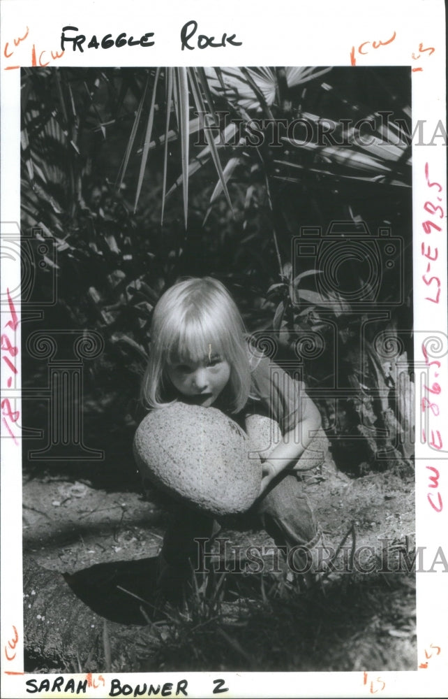 1985 Press Photo Sarah Bonner Hidden rock Fraggle Hunt- RSA28069 - Historic Images