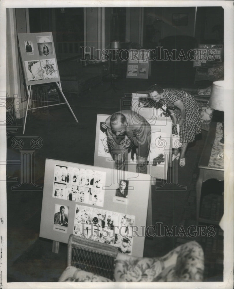 Press Photo Dr. and Mrs. R. Lindhe view art exhibits- RSA28277 - Historic Images