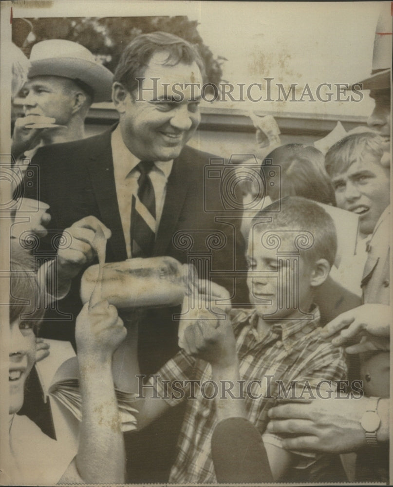 1967 Press Photo Florida Governor Kirk Gets Lemonade- RSA28483 - Historic Images