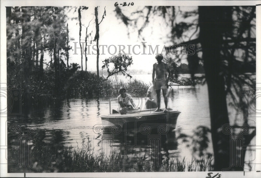 1977 Rescue Workers Searching Lake Tarpon - Historic Images