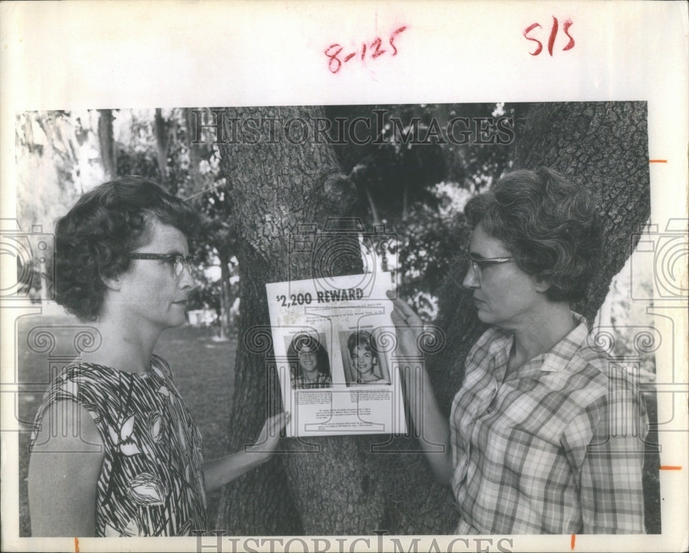 1966 Press Photo Women Holding Reward Sign Missing- RSA28885 - Historic Images