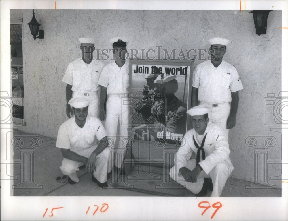 1973 Navy recruits soldiers interior shot-Historic Images