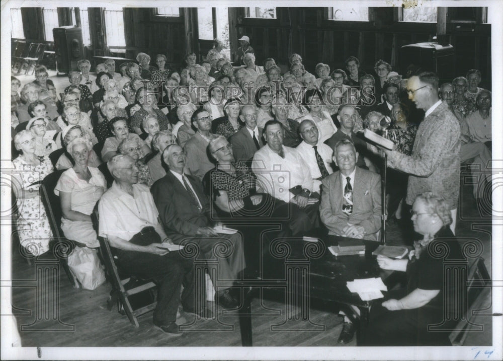 Press Photo Rev Terrence Peterson Bradenton Bible class- RSA28915 - Historic Images