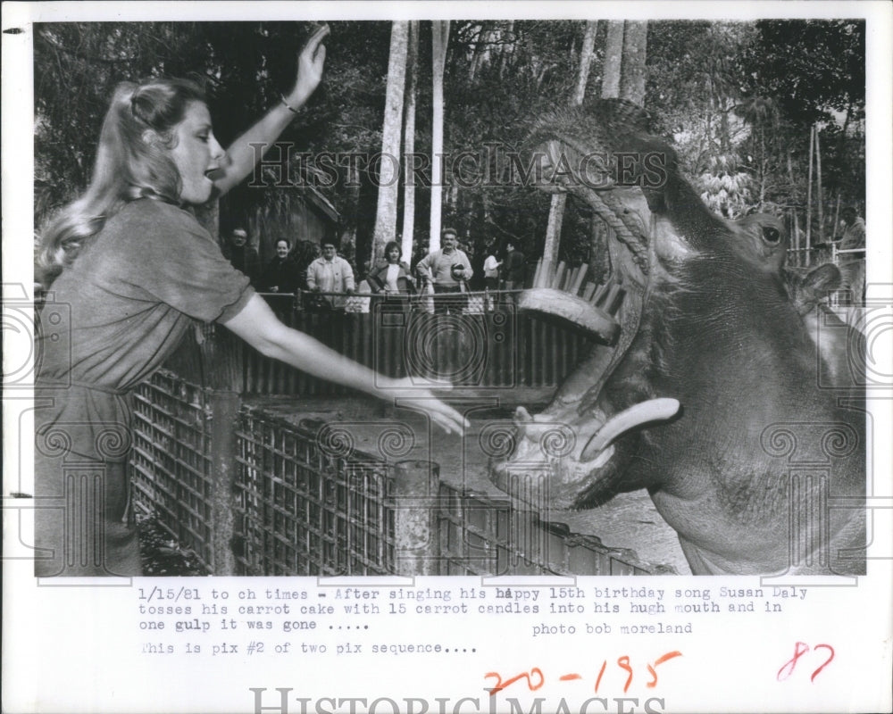 1981 Susan Daly tosses carrot cake gulp - Historic Images