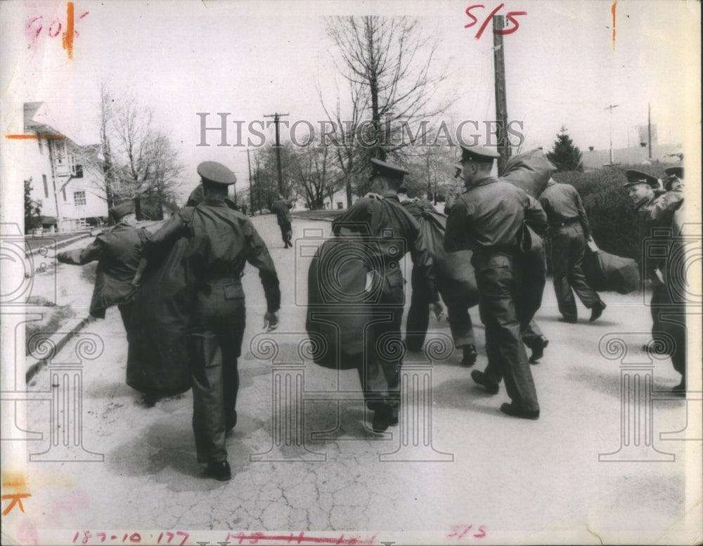 1966 Press Photo New Recruits Head For Barracks For Tra- RSA29295 - Historic Images