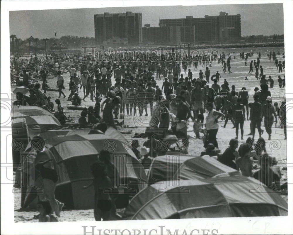 1980 Press Photo Crowded Clearwater Beach- RSA29443 - Historic Images