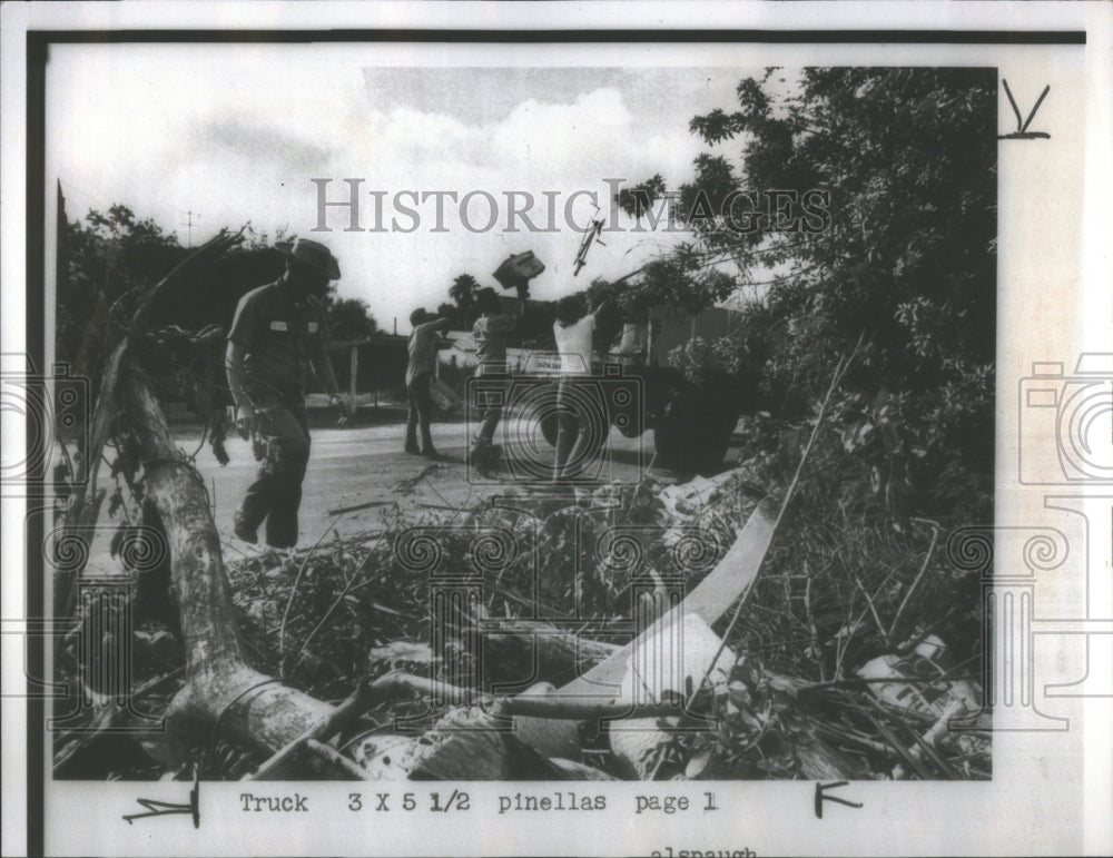 1973 Press Photo Clearwater sanitation Trash Cleveland - Historic Images