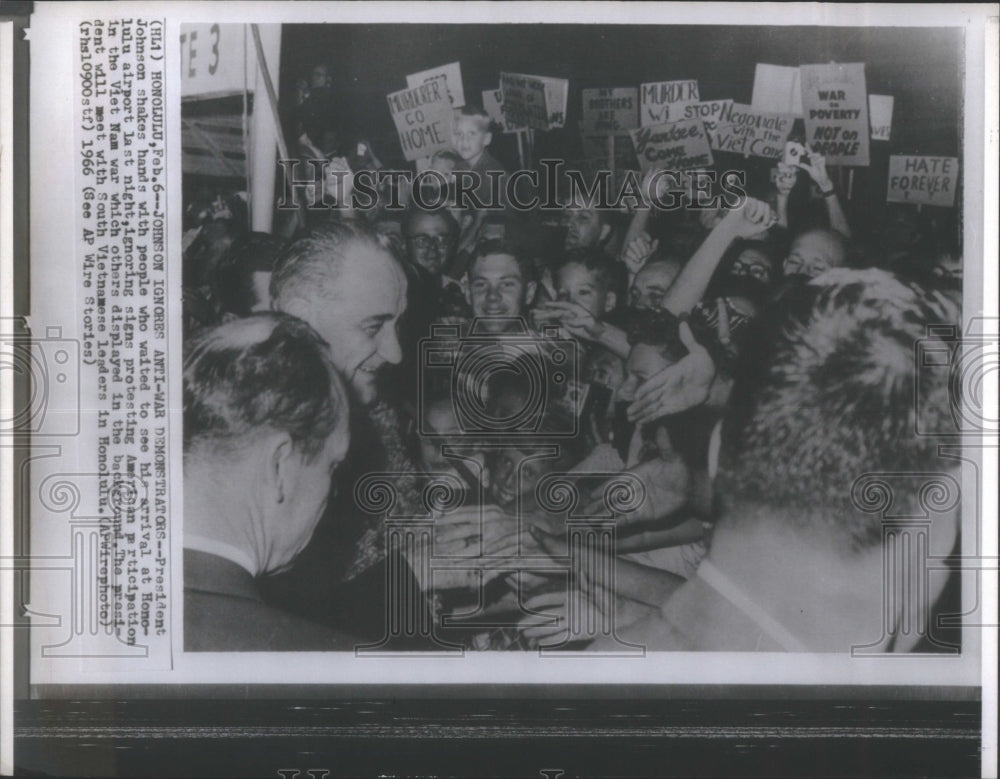 1966 Press Photo President Johnson Honolulu airport see- RSA29563 - Historic Images