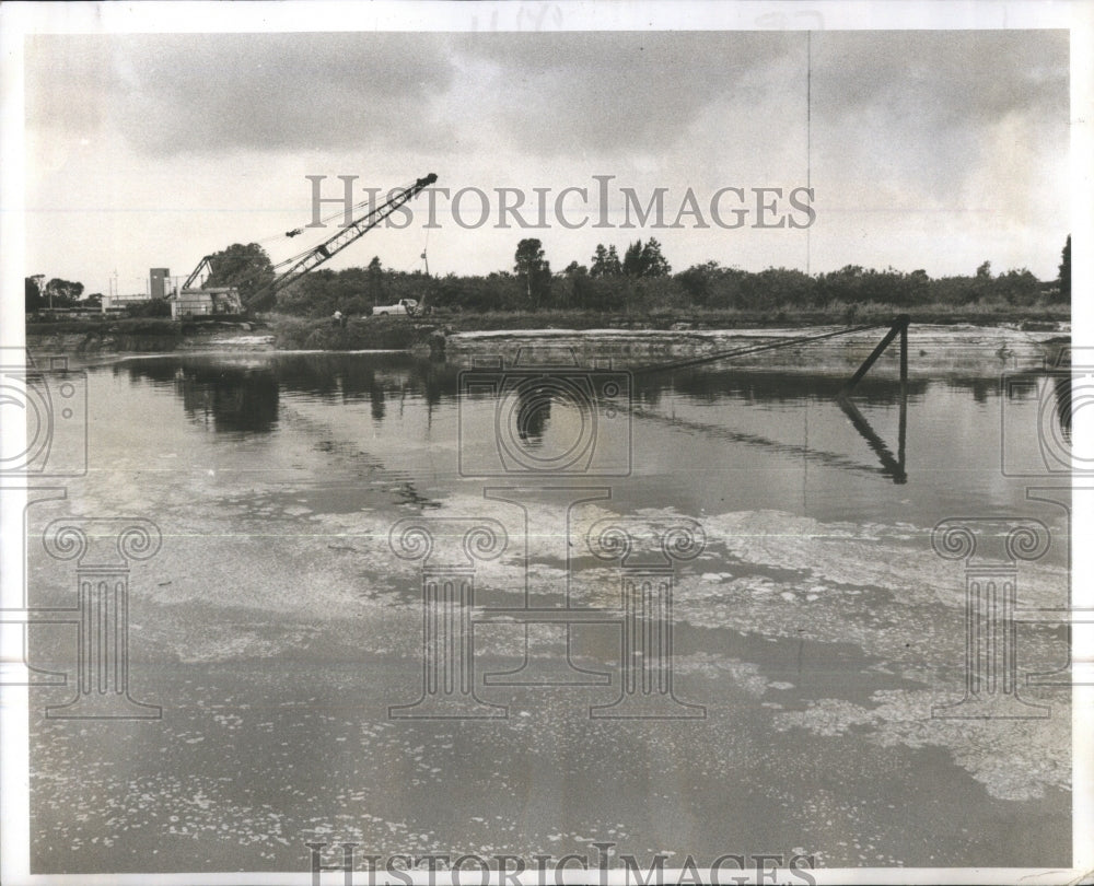 1979 Press Photo Construction Crane Submerged In Water- RSA29605 - Historic Images