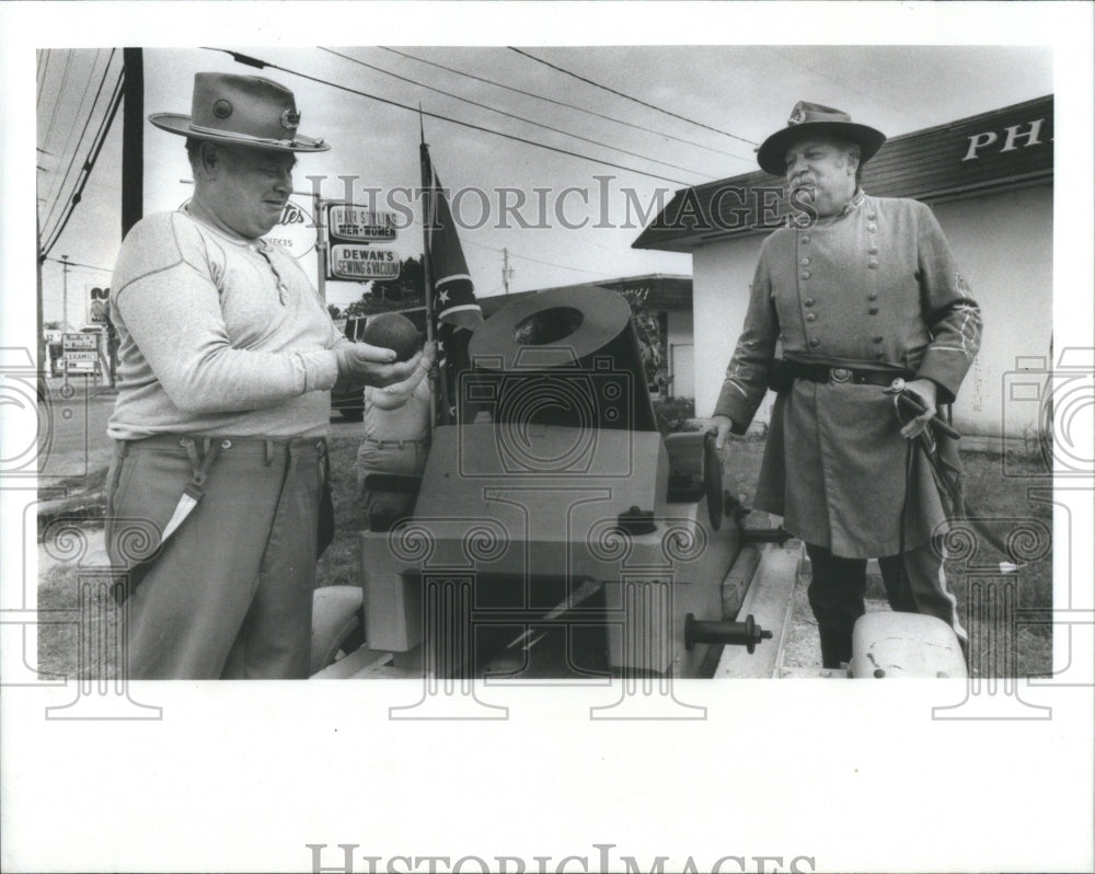 1981 Press Photo Civil War Buffs Meeting Cannon BBQ- RSA29615 - Historic Images