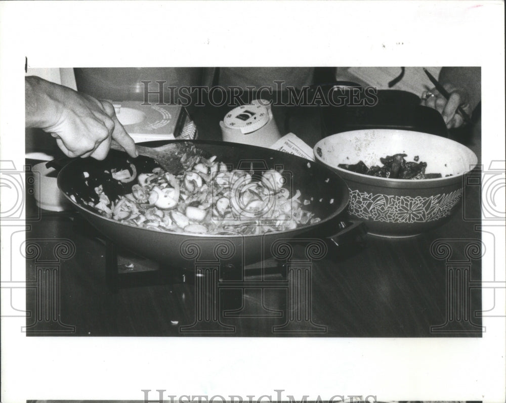 1981 Press Photo Stir Fried vegetables beef electric wo- RSA29673 - Historic Images