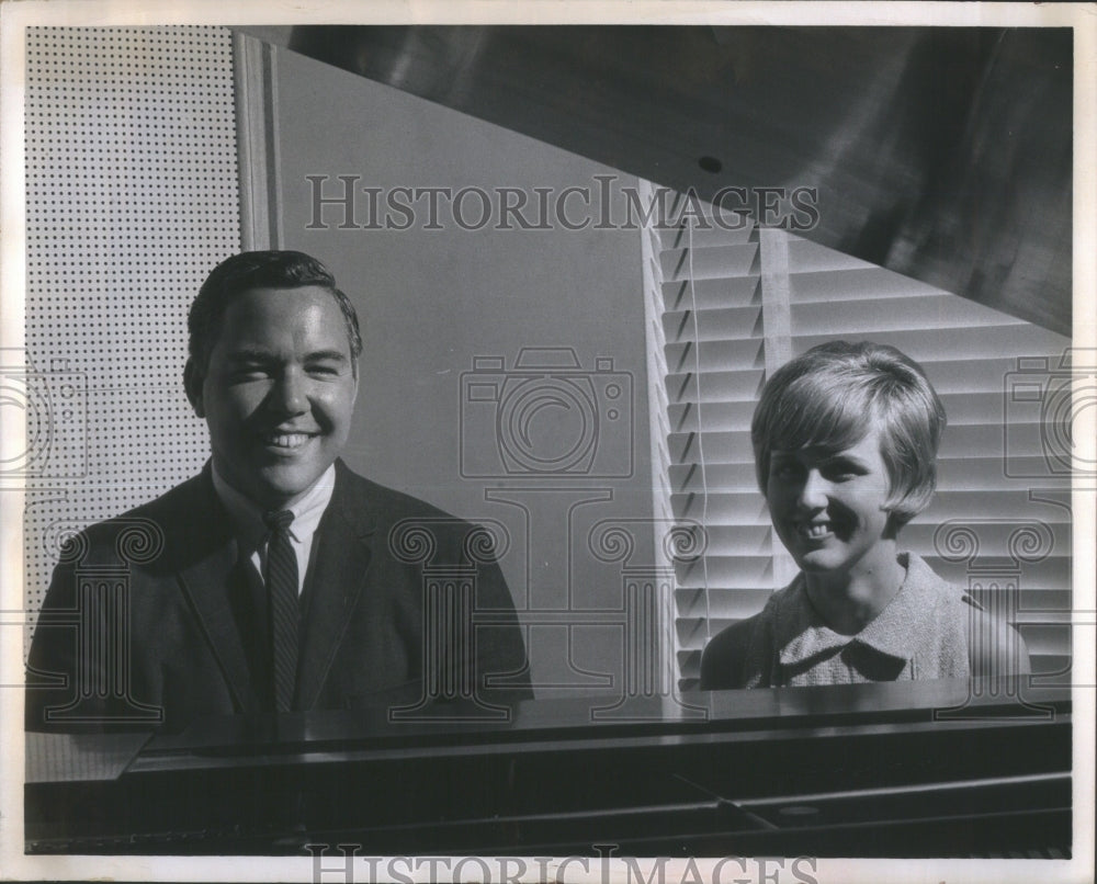 Press Photo Man woman musical instrument piano practice- RSA29845 - Historic Images