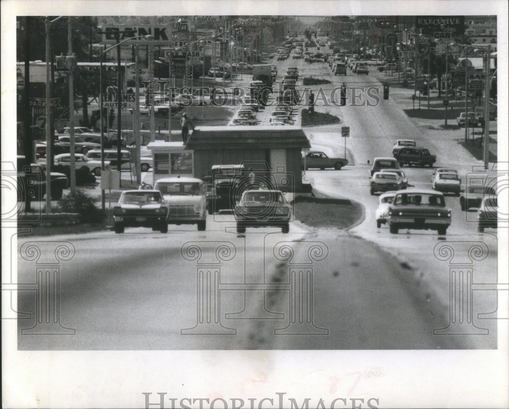 1970 Press Photo Car Road Park Move- RSA29931 - Historic Images