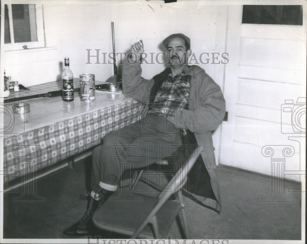 1951 Press Photo Bert Hanna Cigaret Chair Room Beer- RSA30405 - Historic Images