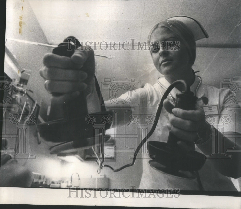 1974 Press Photo Nurse Carol Matgia Defibrilator Heart- RSA30603 - Historic Images