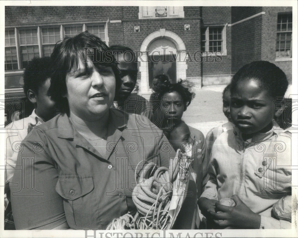 1984 Press Photo Martha Ruggles Elementary School Sad- RSA30695 - Historic Images