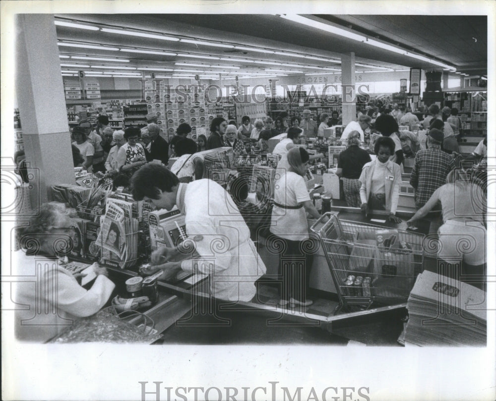 1976, Kroger Store Cashing triple value Mach- RSA30735 - Historic Images