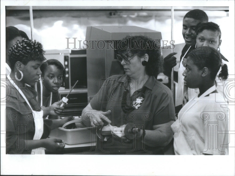 1992 Nancy Wilson Food Teacher Kitchen Chef - Historic Images