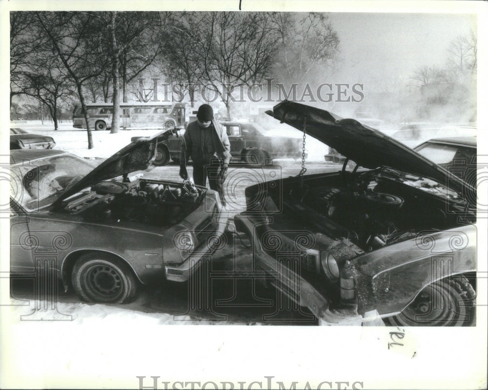 1985 Press Photo Chicago Area Cold Car Story Weather- RSA30781 - Historic Images