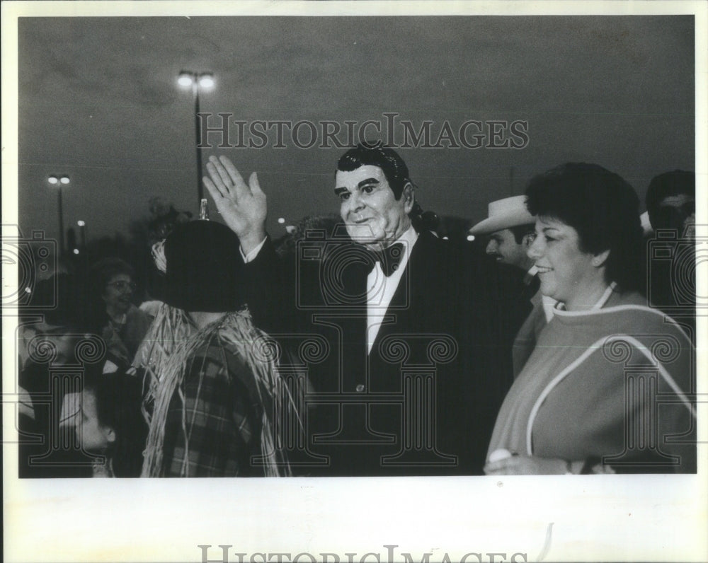 1984 Press Photo President Reagan Mel rose Park Civic- RSA30891 - Historic Images