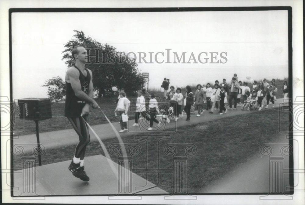 1995, Volunteers walk along Evanston for Bre - RSA30901 - Historic Images