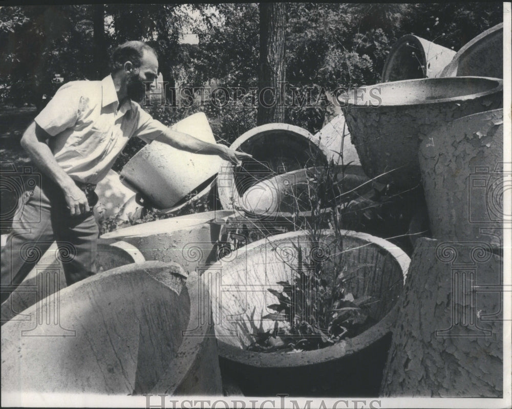 1972 Press Photo Justin Miller Millcweed Plant Shop - Historic Images