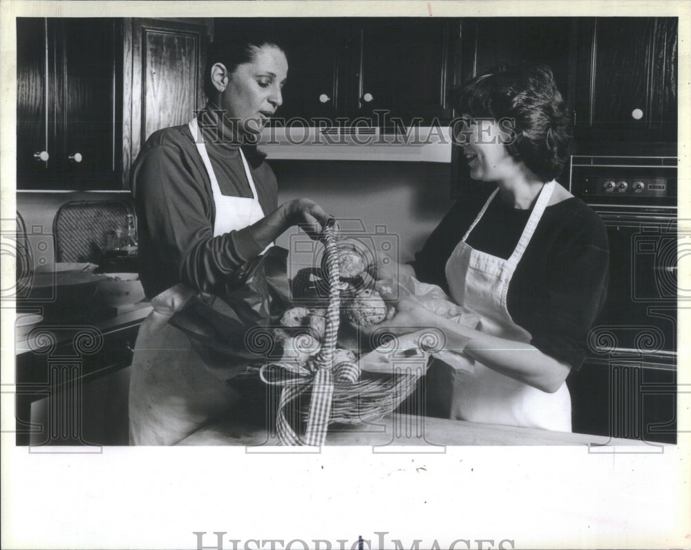 1984 Press Photo Diane Green Sharon Gale Chocolate Baki - Historic Images