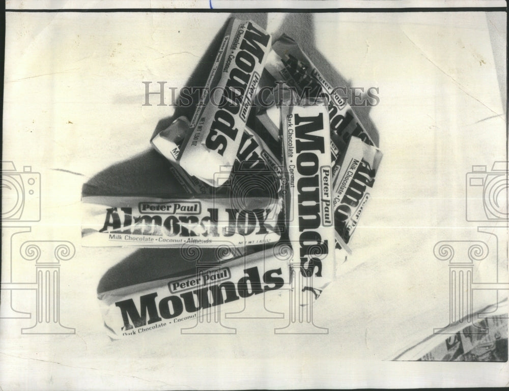 1976 Press Photo Candy Compre Peter Paul Mounds Almond - Historic Images