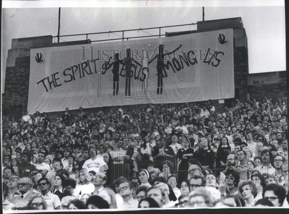 1973 Press Photo Roman Catholic Pentecostals Stadium- RSA31031 - Historic Images