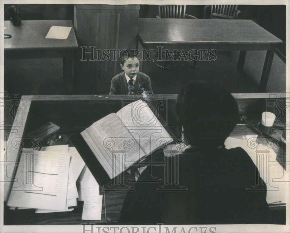 1969 Press Photo Leigh Barron, 5-Year-Old, In Court- RSA31091 - Historic Images