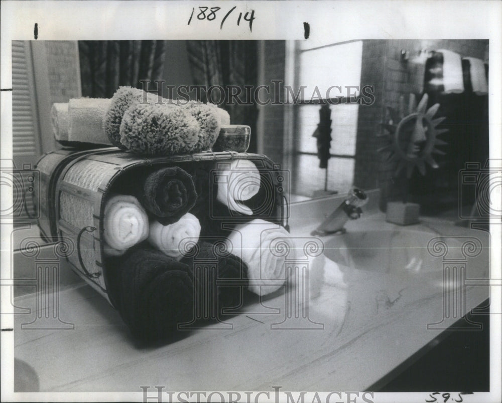 1979 Press Photo Basket Towel Storage Interior Decorati- RSA31109 - Historic Images