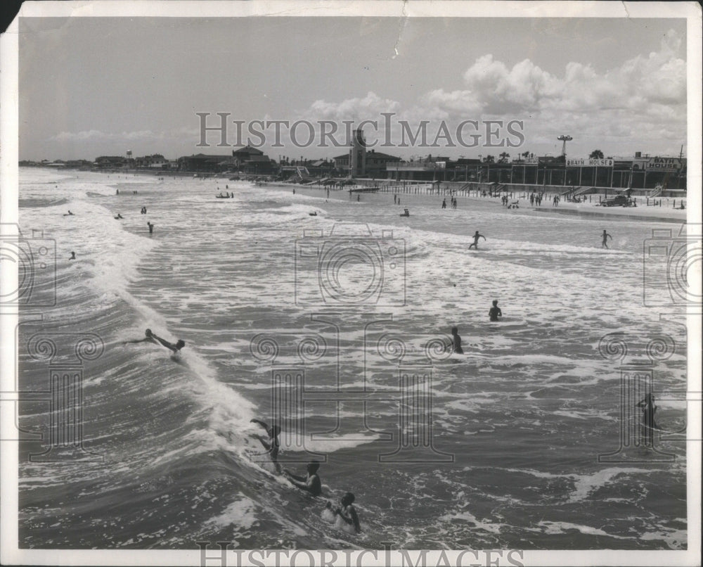 People enjoying vacation in Florida Beach. - Historic Images