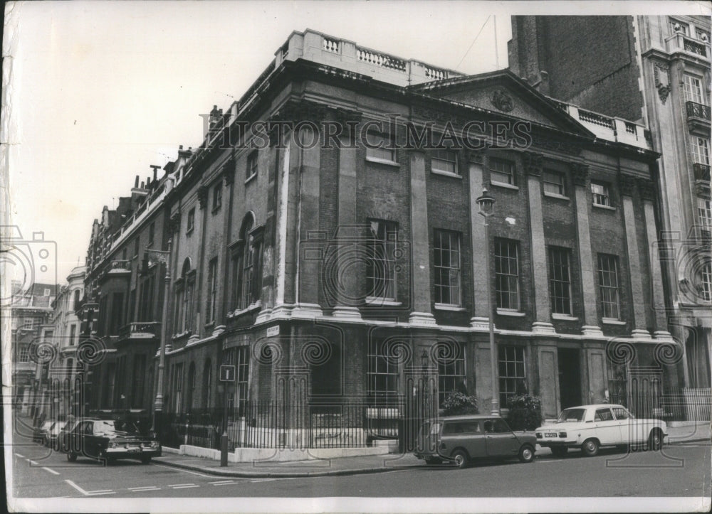 1975 Street corner in London, England - Historic Images